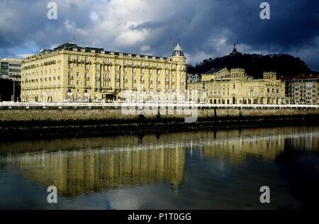 San Sebastián/Donostia; Fluss Urumea und Hotel María Cristina/Teatro Victoria Theatre. Stockfoto