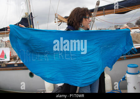 Spanien. 12 Juni, 2018. Die Boote Al-Awda (Die Rückkehr) und Freiheit (Freiheit) der Freiheit Flottille Ankunft im Hafen von Gijón. Die Navigation begann Mitte Mai in skandinavischen Häfen, seine früheren stop La Rochelle (Frankreich). Die Kampagne eine würdige Zukunft für Palästina Herausforderungen der illegalen und unmenschlichen Blockade des Streifens Credit: Mercedes Menendez/Pacific Press/Alamy leben Nachrichten Stockfoto