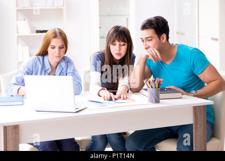 Team von Designern diskutieren Neues Projekt Stockfoto