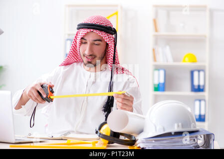 Arabische Engineer, der an neues Projekt Stockfoto