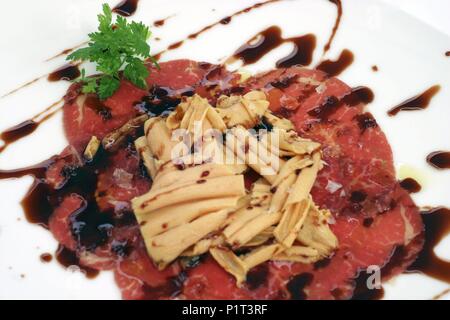 Donostia/San Sebastian; Carpaccio de Solomillo y Foie gras Al caramelo de Porto; Bar/Restaurant 'La Perla' Junto a la Playa de La Concha. Stockfoto