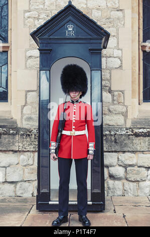 Die Sentry der Jewel House bei Waterloo Blockgebäude, Schauplatz für die Kronjuwelen Ausstellung im Tower von London, England, Großbritannien Stockfoto