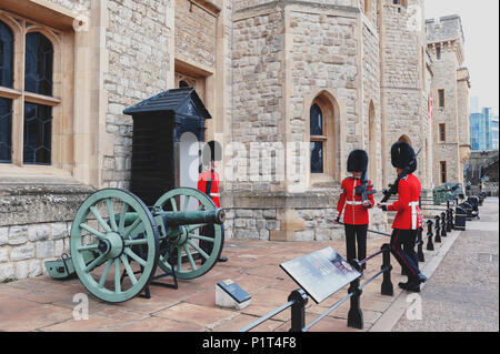 Die Sentry der Jewel House bei Waterloo Blockgebäude, Schauplatz für die Kronjuwelen Ausstellung im Tower von London, England, Großbritannien Stockfoto