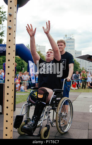 Unter der Marke "Spiele für Helden" - die Bühne des Sports crossfit aller ukrainischen Wettbewerbe für Veteranen des Krieges in Charkow am 9. Juni Stockfoto