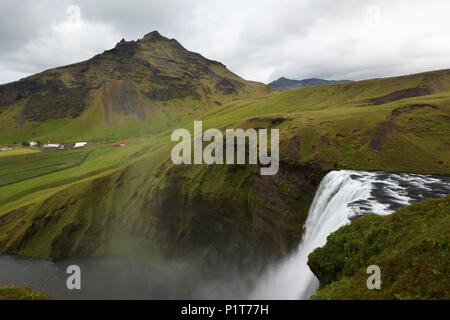 Skógá Fluss fällt über Skógafoss Wasserfalls, Skógar, Region Süd, Island Stockfoto