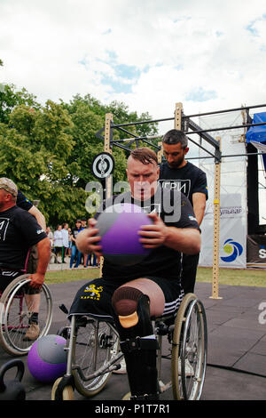 Unter der Marke "Spiele für Helden" - die Bühne des Sports crossfit aller ukrainischen Wettbewerbe für Veteranen des Krieges in Charkow am 9. Juni Stockfoto