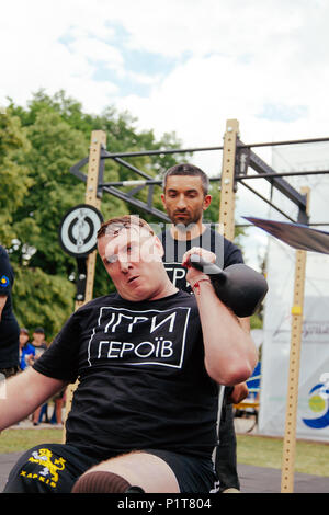 Unter der Marke "Spiele für Helden" - die Bühne des Sports crossfit aller ukrainischen Wettbewerbe für Veteranen des Krieges in Charkow am 9. Juni Stockfoto