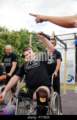 Unter der Marke "Spiele für Helden" - die Bühne des Sports crossfit aller ukrainischen Wettbewerbe für Veteranen des Krieges in Charkow am 9. Juni Stockfoto