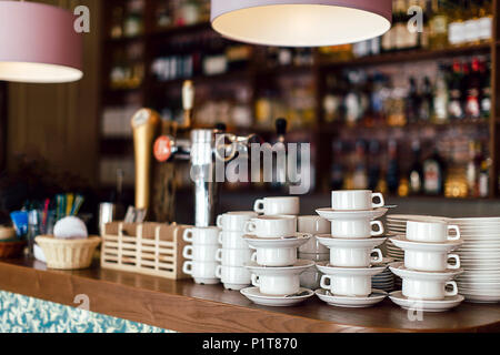 Counter Bar mit Geschirr Stockfoto