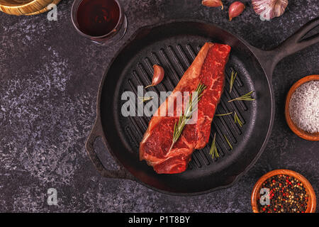 Rindersteak auf einem dunklen Hintergrund. Ansicht von oben, kopieren. Stockfoto