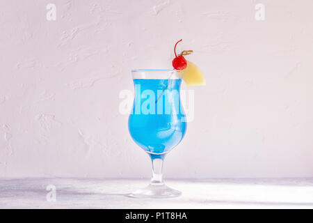 Blue Curacao Cocktails mit Früchten dekoriert, selektive konzentrieren. Stockfoto