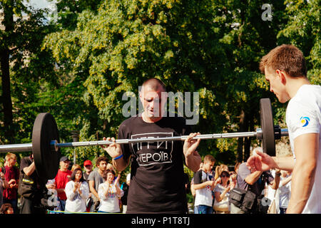 Unter der Marke "Spiele für Helden" - die Bühne des Sports crossfit aller ukrainischen Wettbewerbe für Veteranen des Krieges in Charkow am 9. Juni Stockfoto