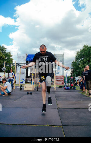 Unter der Marke "Spiele für Helden" - die Bühne des Sports crossfit aller ukrainischen Wettbewerbe für Veteranen des Krieges in Charkow am 9. Juni Stockfoto