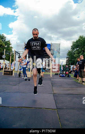 Unter der Marke "Spiele für Helden" - die Bühne des Sports crossfit aller ukrainischen Wettbewerbe für Veteranen des Krieges in Charkow am 9. Juni Stockfoto