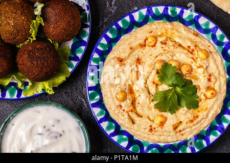 Klassische Falafel und Hummus auf die Teller. Ansicht von oben. Stockfoto