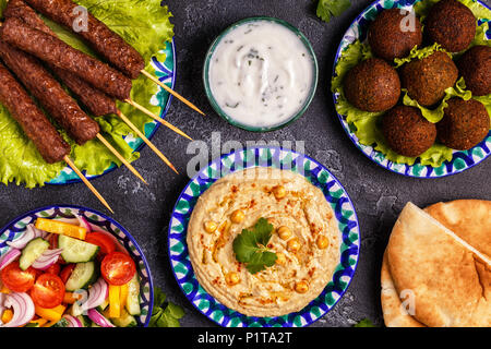 Klassische Döner, Falafel und Hummus auf die Teller. Ansicht von oben. Stockfoto