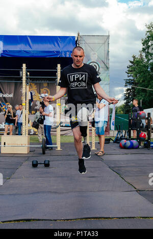 Unter der Marke "Spiele für Helden" - die Bühne des Sports crossfit aller ukrainischen Wettbewerbe für Veteranen des Krieges in Charkow am 9. Juni Stockfoto