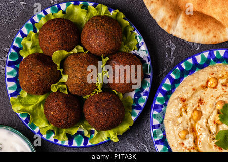 Klassische Falafel und Hummus auf die Teller. Ansicht von oben. Stockfoto