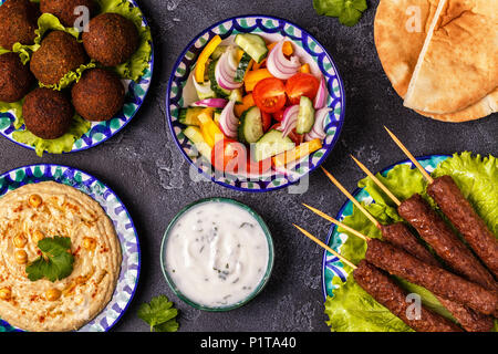 Klassische Döner, Falafel und Hummus auf die Teller. Ansicht von oben. Stockfoto