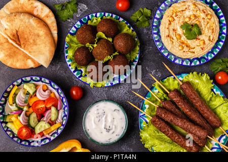 Klassische Döner, Falafel und Hummus auf die Teller. Ansicht von oben. Stockfoto