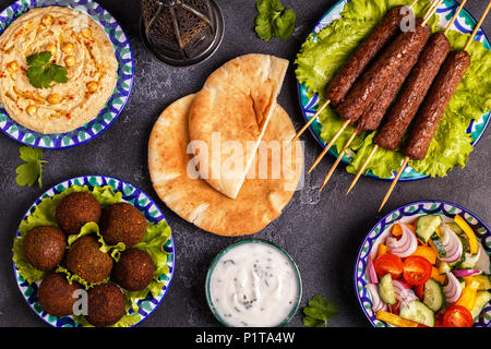 Klassische Döner, Falafel und Hummus auf die Teller. Ansicht von oben. Stockfoto