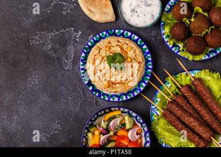 Klassische Döner, Falafel und Hummus auf die Teller. Ansicht von oben, kopieren. Stockfoto