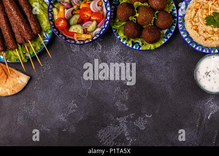 Klassische Döner, Falafel und Hummus auf die Teller. Ansicht von oben, kopieren. Stockfoto