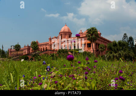 Die historische Ahsan Manjil wird auf der Bank der Buriganga Fluss in Old Dhaka, Bangladesh gelegen Stockfoto