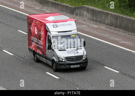 Ocado Himbeere van Livery on-line shopping Lebensmittelgeschäft Fahrzeug; Versand Fracht, schweres Essen Transport-LKW auf der M6 an der Lancaster, Großbritannien Stockfoto