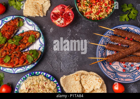 Klassische Kebabs, tabbouleh Salat, Baba ganush und gebackene Auberginen mit Soße. Traditionelle orientalische oder arabische Gericht. Ansicht von oben. Stockfoto