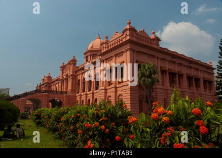 Die historische Ahsan Manjil wird auf der Bank der Buriganga Fluss in Old Dhaka, Bangladesh gelegen Stockfoto