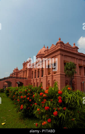 Die historische Ahsan Manjil wird auf der Bank der Buriganga Fluss in Old Dhaka, Bangladesh gelegen Stockfoto