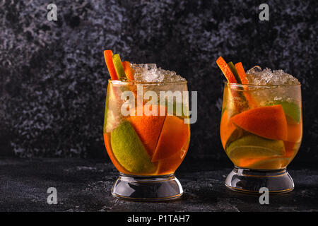 Erfrischende Sommer cocktail/detox Obst infundiert Wasser, selektiven Fokus. Stockfoto