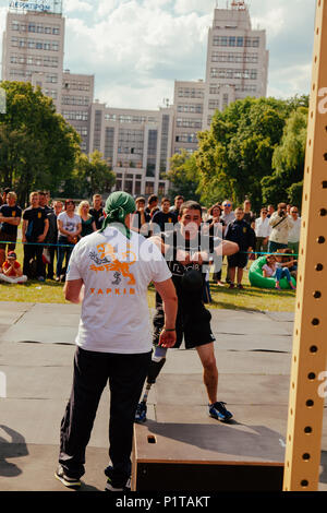 Unter der Marke "Spiele für Helden" - die Bühne des Sports crossfit aller ukrainischen Wettbewerbe für Veteranen des Krieges in Charkow am 9. Juni Stockfoto