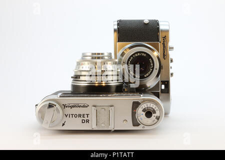 Retro VOIGTLANDER Vitoret DR und Vito B Kamera Profil auf weißem Hintergrund Stockfoto