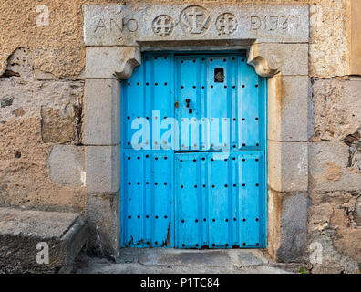 Alte Tür dating im Jahr 1737 laut Inschrift auf dem Sturz. Altstadt von San Felices de los gallegos. Spanien. Stockfoto