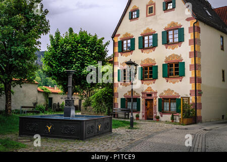 Kopfsteinpflaster bedeckt Straße in der historischen Altstadt von Füssen, eine romantische mittelalterliche Stadt an der Romantischen Straße in Bayern, Deutschland. Stockfoto
