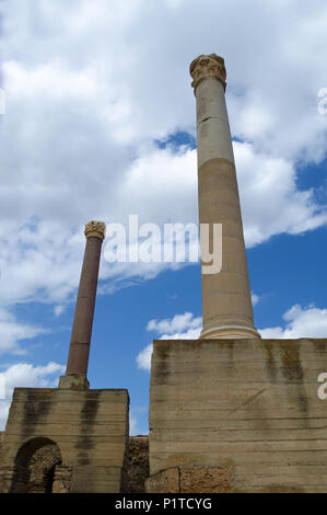 Antiken Säulen auf dem Gelände der Römischen Bäder in Karthago, Tunesien. Ansicht von unten. Stockfoto