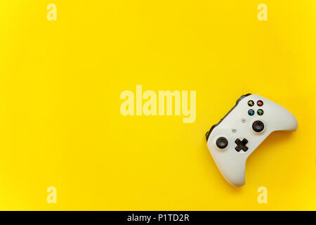 SAINT-Petersburg, Russland - 13. APRIL 2018: Weiße joystick Xbox One s Gamepad, Game Konsole auf gelben Hintergrund. Computer gaming Wettbewerb: Das Videospiel" Stockfoto
