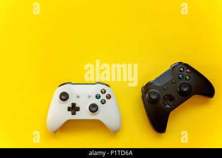SAINT-Petersburg, Russland - 13. APRIL 2018: Schwarz und Weiß joystick Xbox One s Gamepad, Game Konsole auf gelben Hintergrund. Computer gaming Wettbewerb Stockfoto