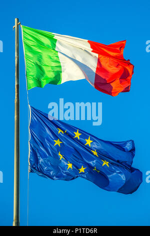 Flagge von Italien und Europa winken in den blauen Himmel Hintergrund. Konzept für die Finanzielle behandelt, einzigartige Währung und finanzielle Bindung Stockfoto