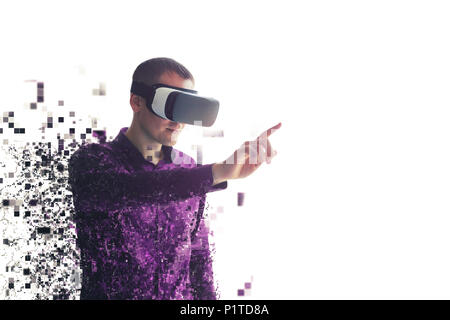 Eine Person in der virtuellen Realität Gläser ist in Pixel zersplittert. Das Konzept der modernen Technologien und Technologien der Zukunft. VR-Brille Stockfoto