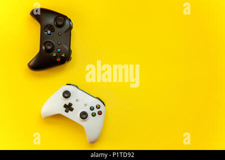 SAINT-Petersburg, Russland - 13. APRIL 2018: Schwarz und Weiß joystick Xbox One s Gamepad, Game Konsole auf gelben Hintergrund. Computer gaming Wettbewerb Stockfoto