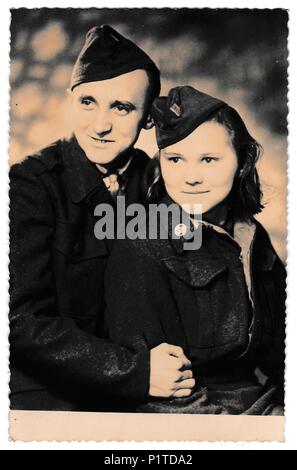 Die tschechoslowakische SOZIALISTISCHE REPUBLIK - ca. 1940er Jahre: Retro Foto zeigt Soldaten (ein Liebespaar). Vintage Schwarz/Weiß-Fotografie. Stockfoto