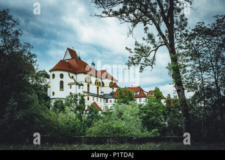 St. Mang (Kloster Sankt Mang) in der historischen Altstadt von Füssen, eine romantische mittelalterliche Stadt an der Romantischen Straße in Bayern, Deutschland. Stockfoto