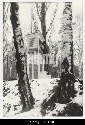 Die tschechoslowakische SOZIALISTISCHE REPUBLIK - ca. 1950er Jahre: Retro Foto zeigt Meteorologe Temperatur zu kontrollieren. Vintage Schwarz/Weiß-Fotografie. Stockfoto