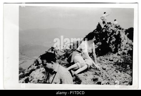 Die tschechoslowakische SOZIALISTISCHE REPUBLIK - ca. 1950er Jahre: Retro Foto zeigt Touristen auf der Spitze des Hügels. Sommer Urlaub Thema. Vintage Schwarz/Weiß-Fotografie. Stockfoto