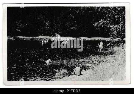 Die tschechoslowakische SOZIALISTISCHE REPUBLIK - ca. 1950er Jahre: Retro Foto zeigt Fischer am Ufer des Flusses. Vintage Schwarz/Weiß-Fotografie. Stockfoto