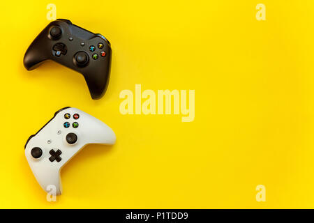 SAINT-Petersburg, Russland - 13. APRIL 2018: Schwarz und Weiß joystick Xbox One s Gamepad, Game Konsole auf gelben Hintergrund. Computer gaming Wettbewerb Stockfoto