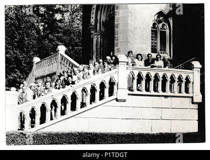 Die tschechoslowakische SOZIALISTISCHE REPUBLIK - ca. 1950er Jahre: Retro Foto zeigt Touristen außerhalb. Touristen stehen hinter der Ballustrade auf das Schloss. Vintage Schwarz/Weiß-Fotografie. Stockfoto